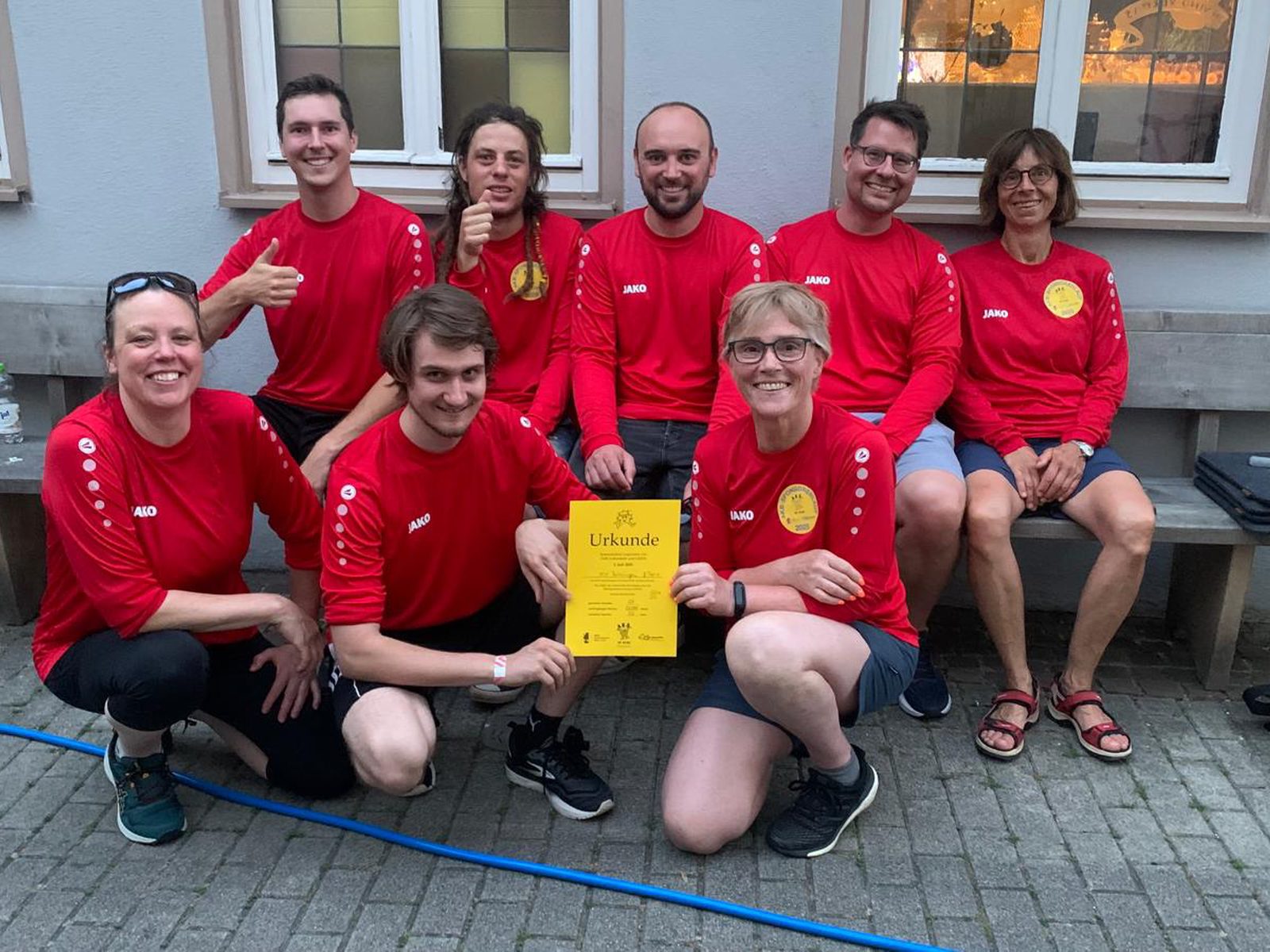 Das Team nach dem Lauf mit der Urkunde, zwei zeigen den Daumen hoch