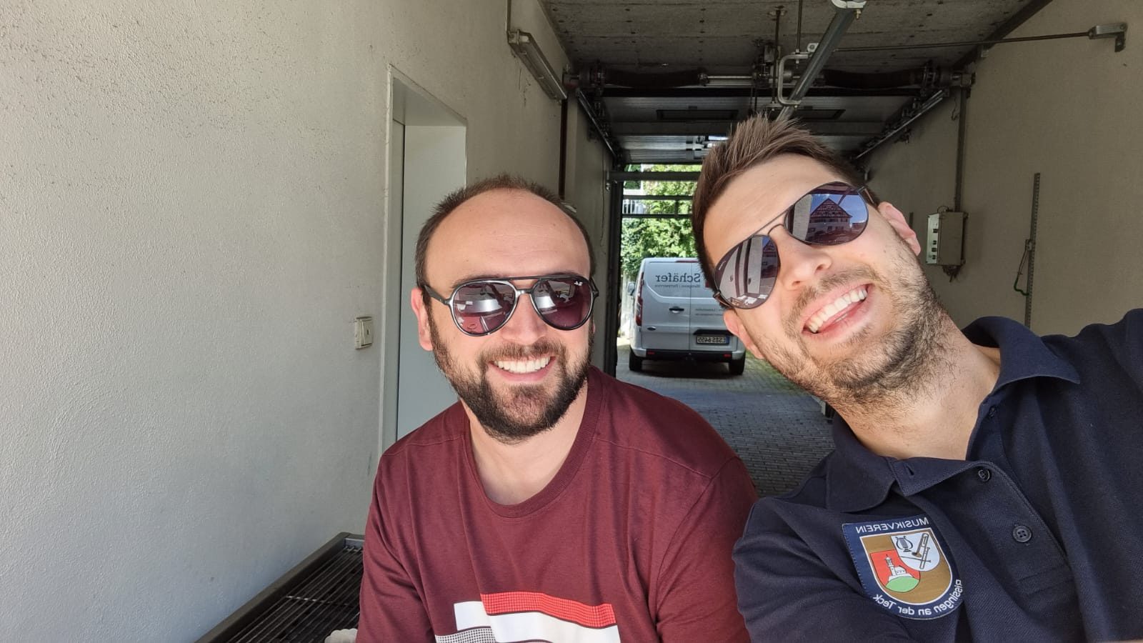 Zwei Musiker mit Sonnenbrillen am Grill im Sommer