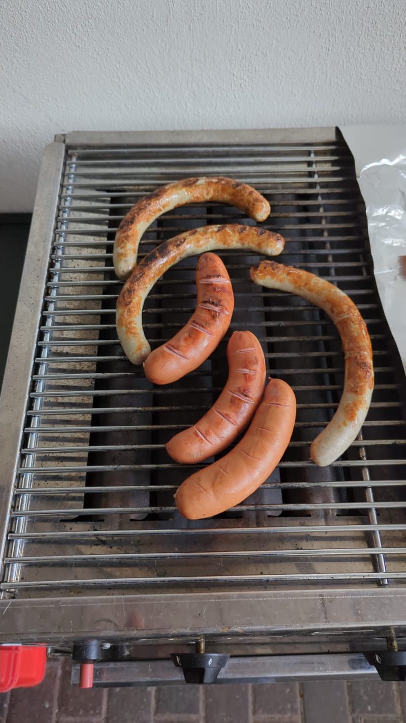 Rote und Thüringer mit Grillstreifen auf dem Gasgrill