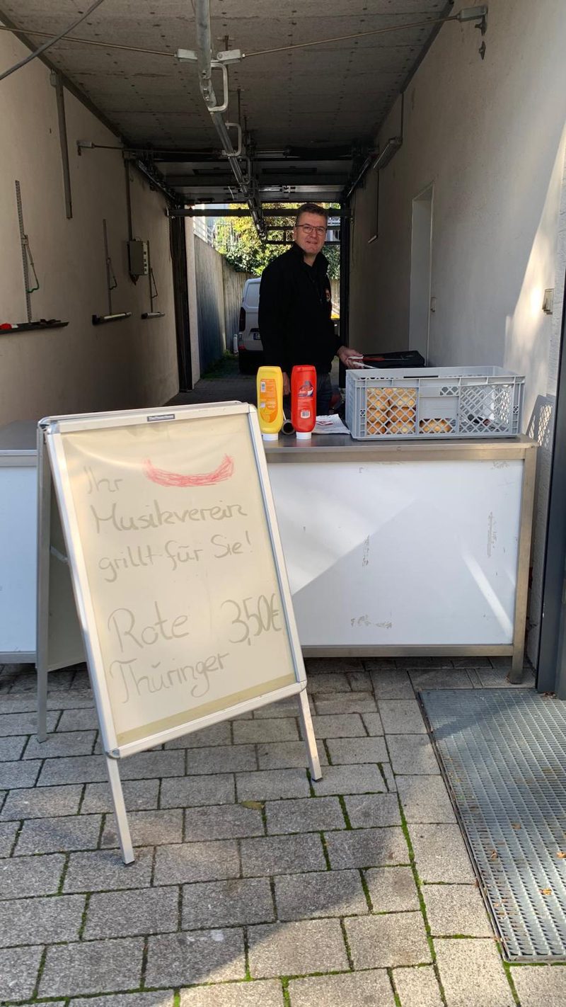 Grillstand mit Aufsteller: „Ihr Musikverein grillt für Sie! Rote, Thüringer 3,50 €“