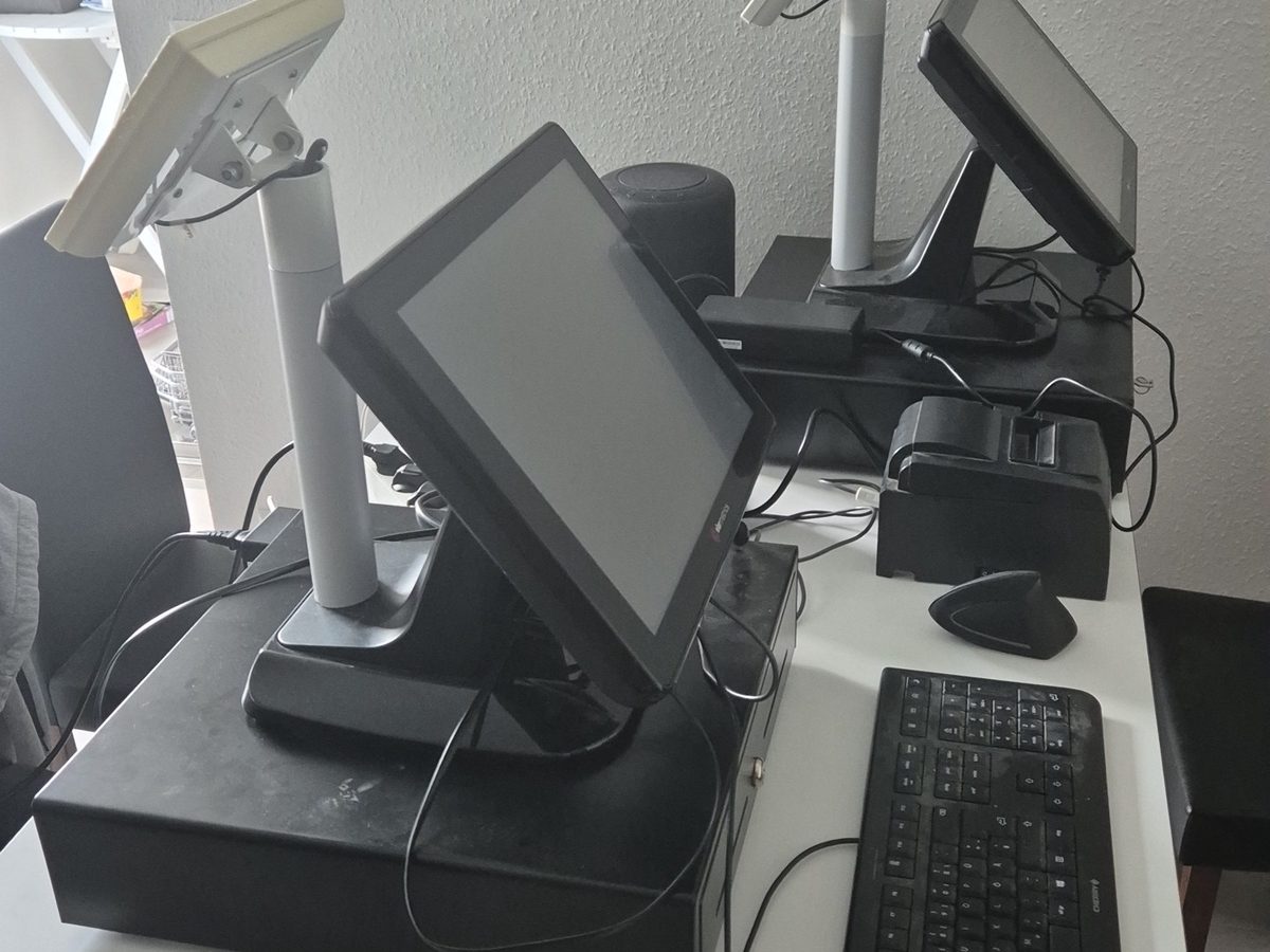 Zwei Touchscreen-Kassen mit Bondrucker auf einem Tisch