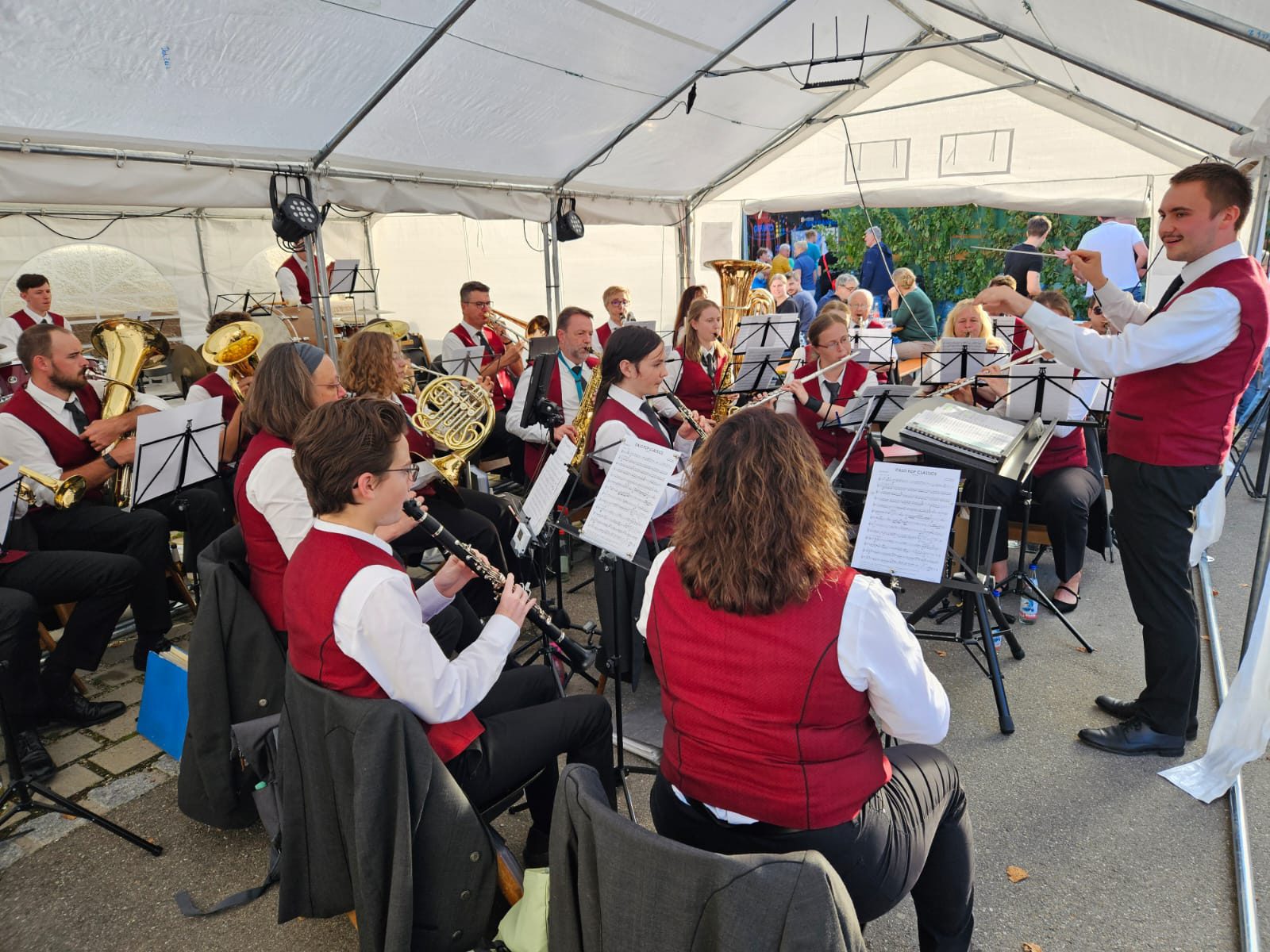 Die Stammkapelle spielt im Festzelt, der Dirigent hebt den Taktstock