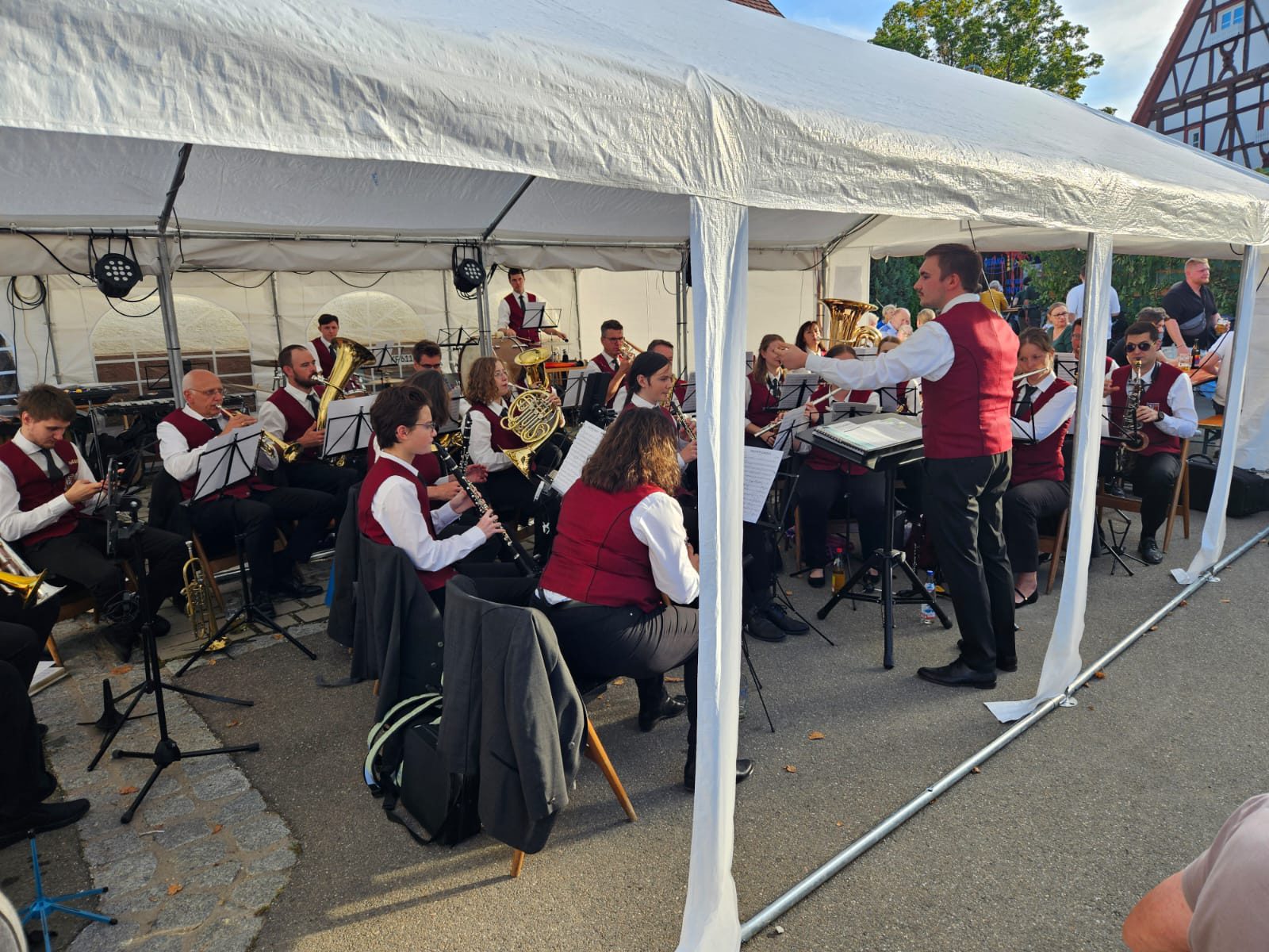 Die Stammkapelle in Uniform im Festzelt, rechts Gäste an den Tischen