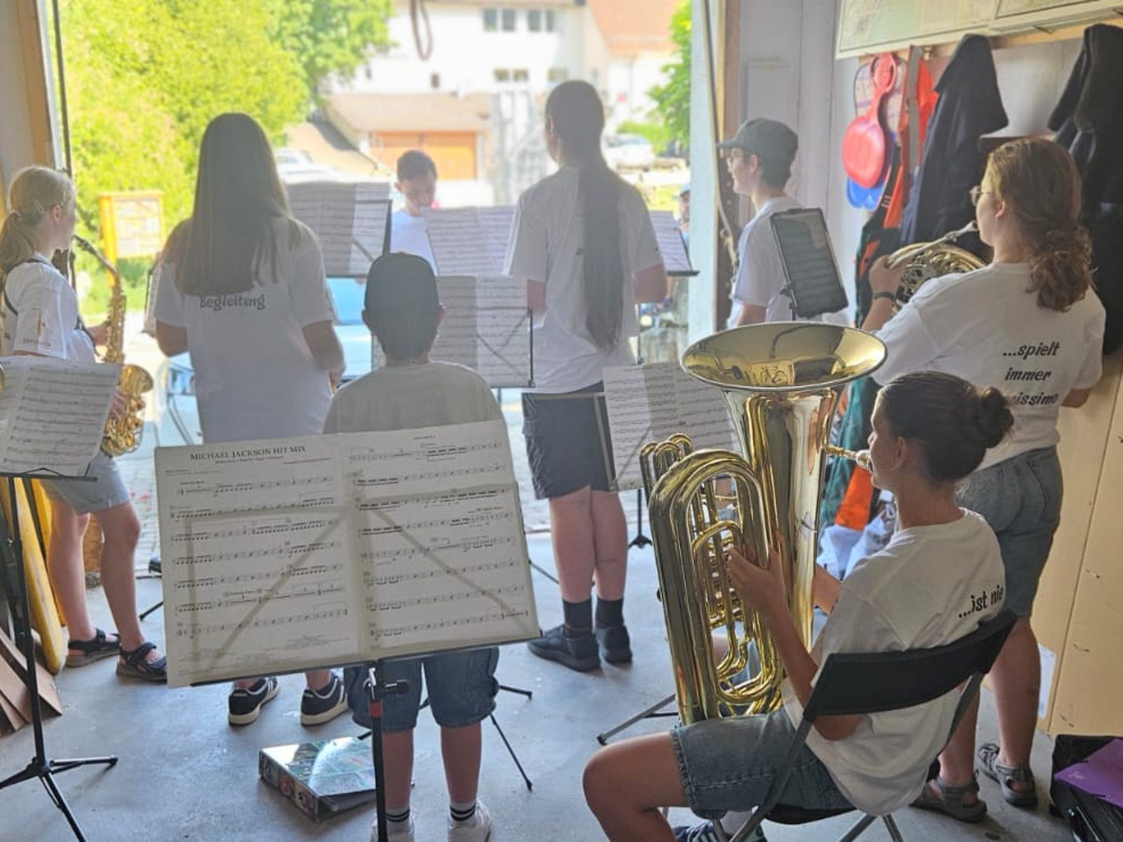 Die Jugendkapelle in weißen T-Shirts spielt, auf dem Pult der „Michael Jackson Hit Mix“