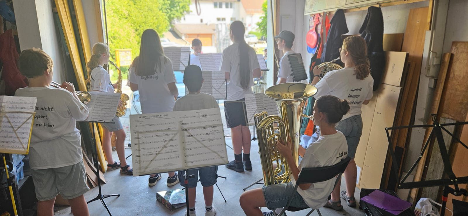 Die Jugendkapelle in weißen T-Shirts spielt, auf dem Pult der „Michael Jackson Hit Mix“