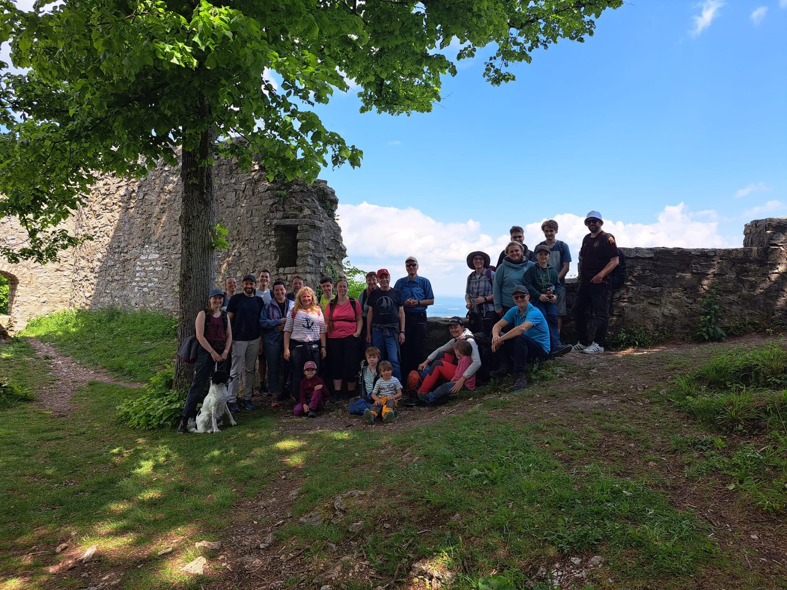 Gruppenbild unter einer Linde in einer Burgruine