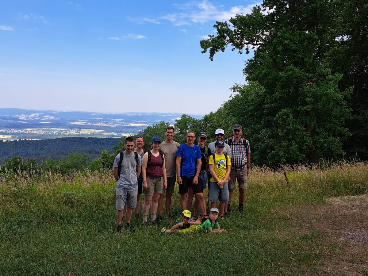 Die Gruppe an einem Aussichtspunkt mit weitem Blick ins Land