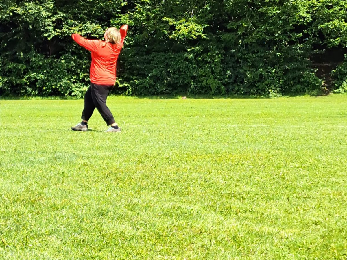 Eine Spielerin schlägt den Ball hoch über das Netz