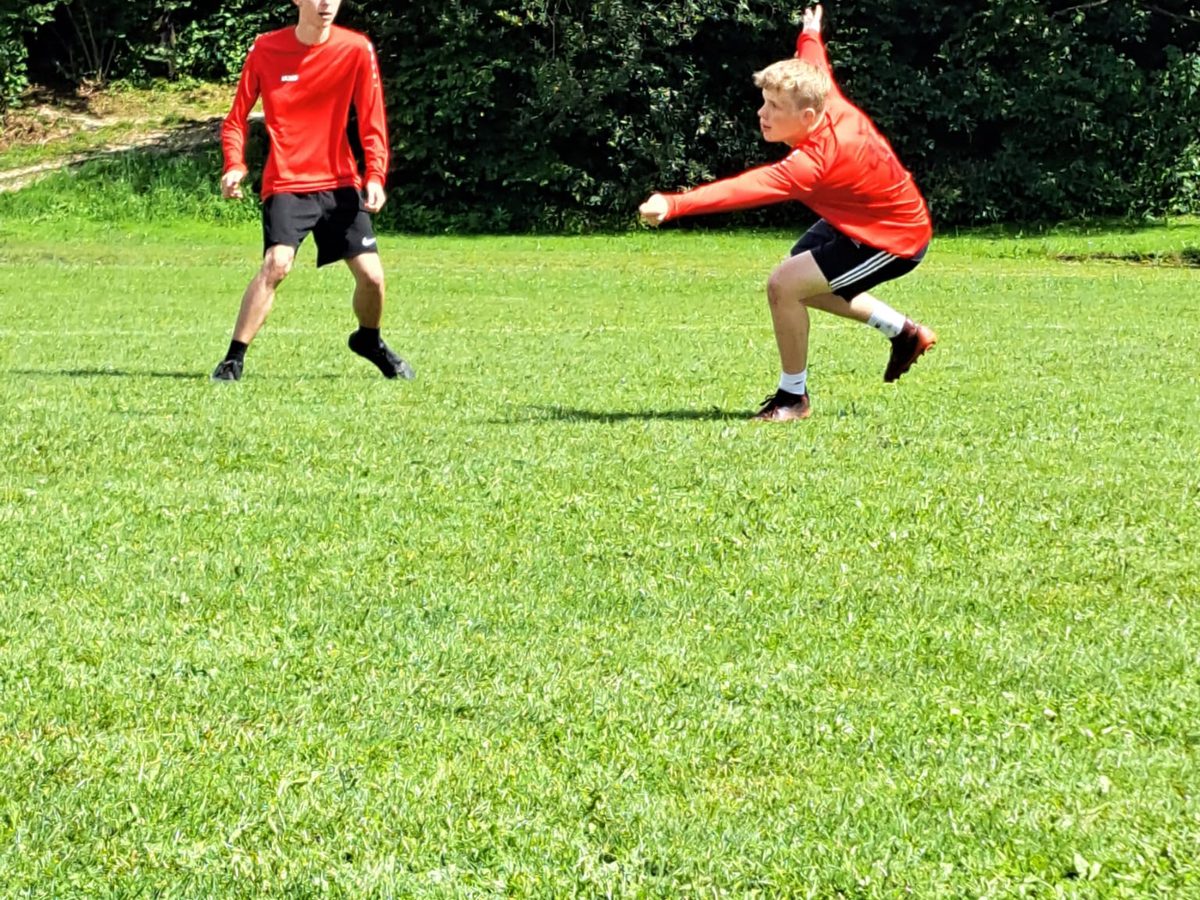 Zwei junge Spieler, einer hechtet zum Ball