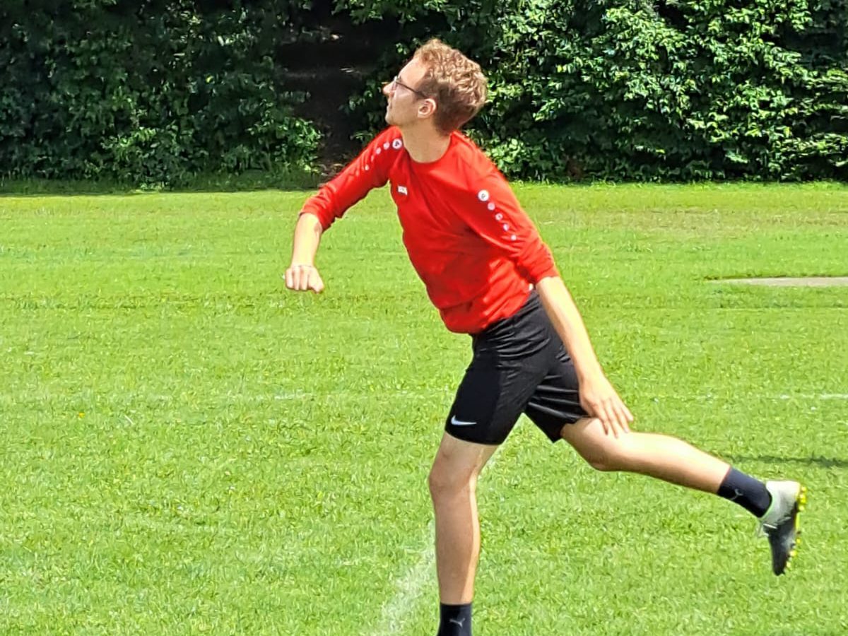 Ein Spieler nach dem Schlag