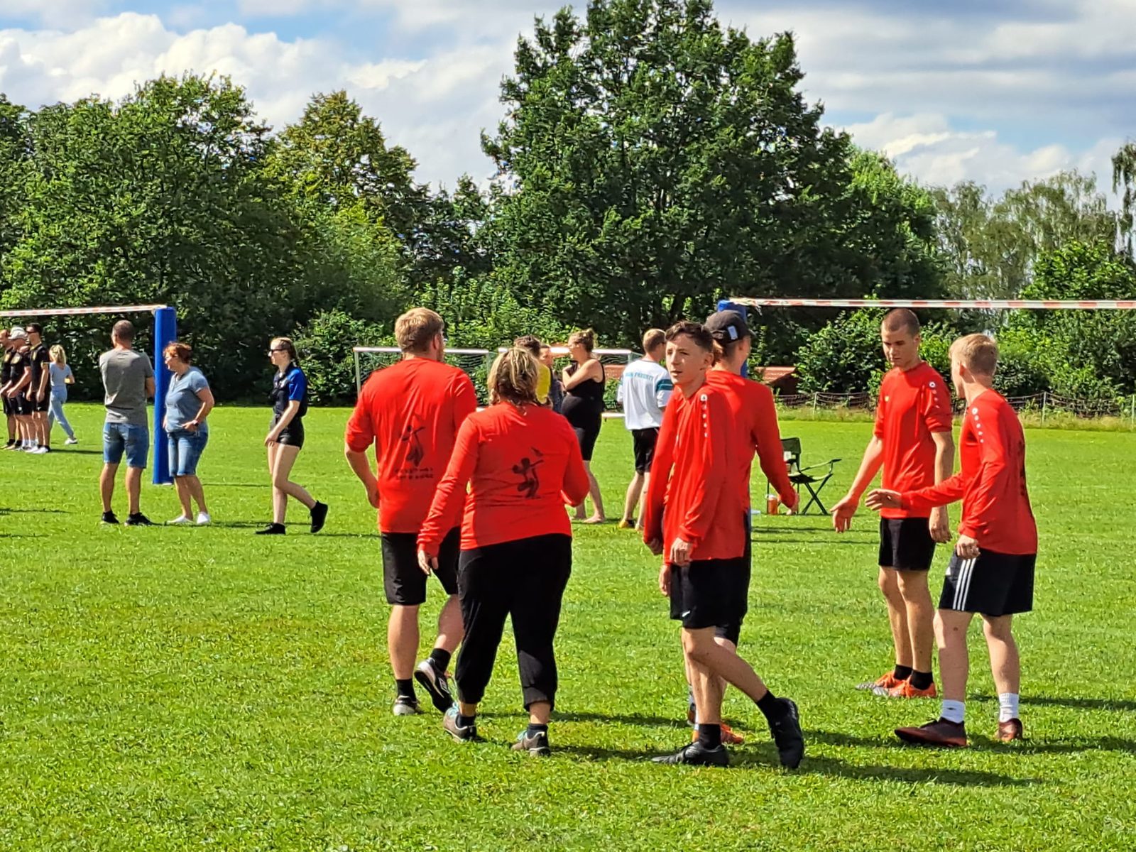 Das Team auf dem Spielfeld, im Hintergrund Zuschauer und andere Mannschaften