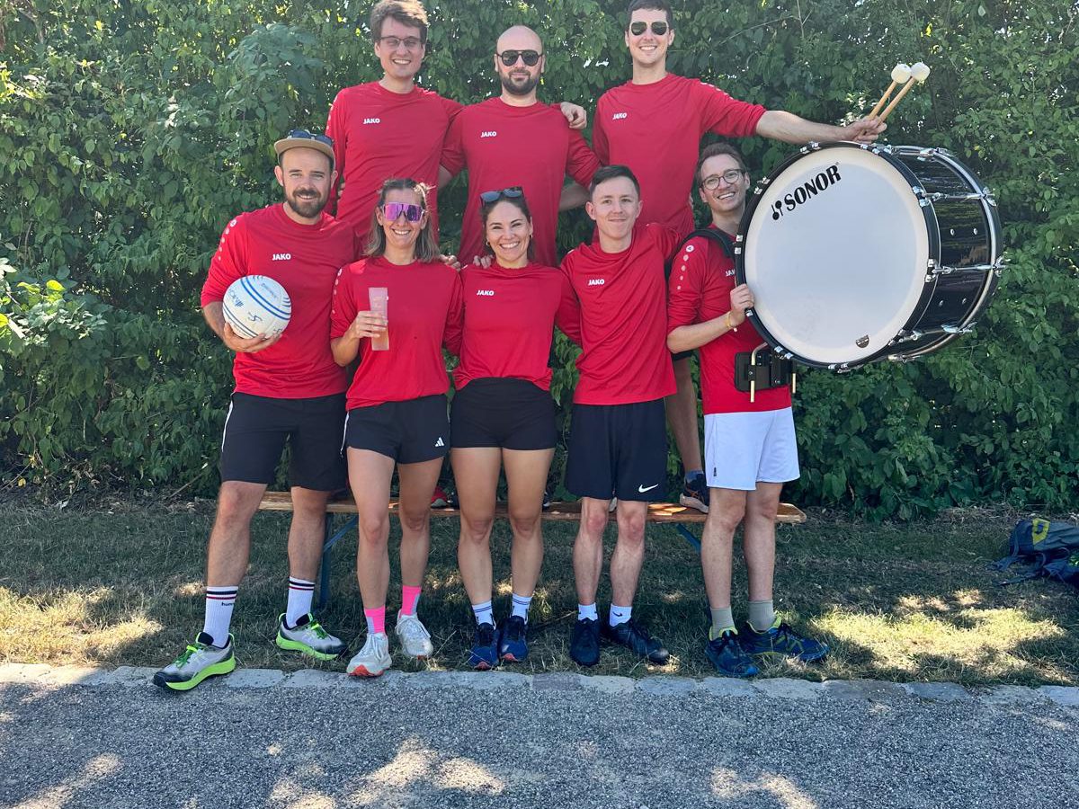 Mannschaftsfoto mit Faustball, Getränk und großer Trommel