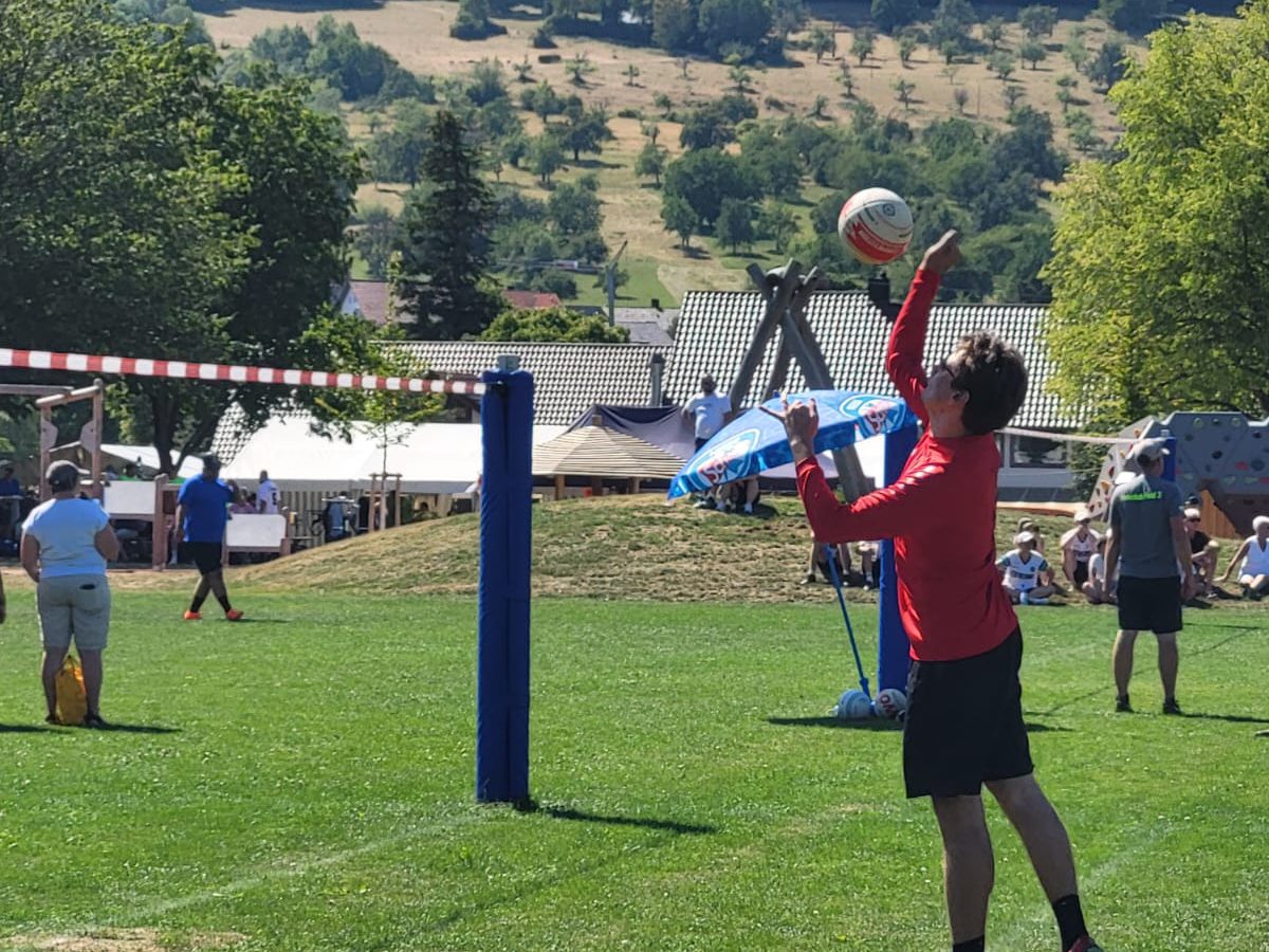 Ein Spieler schlägt den Ball über Kopf