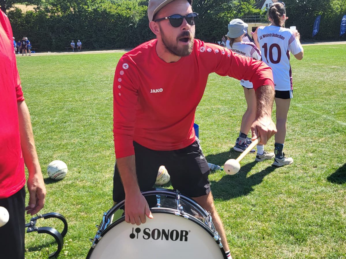 Ein Spieler mit Kappe und Sonnenbrille an der Trommel