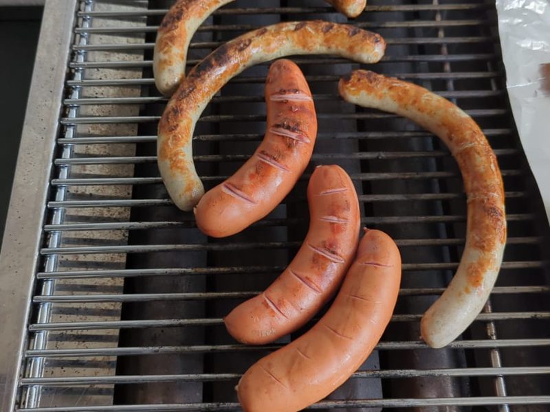 Rote und Thüringer mit Grillstreifen auf dem Gasgrill