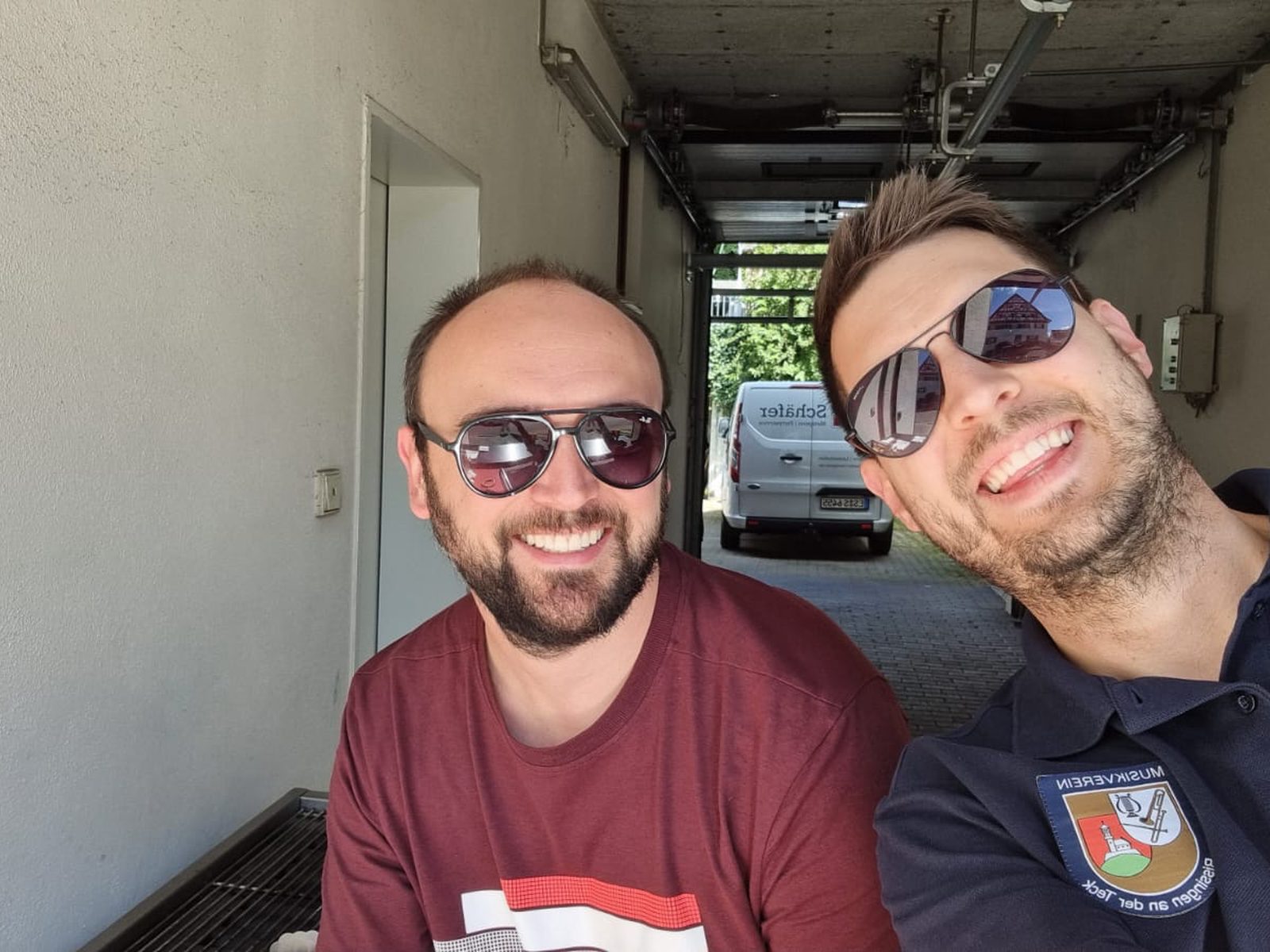 Zwei Musiker mit Sonnenbrillen am Grill im Sommer