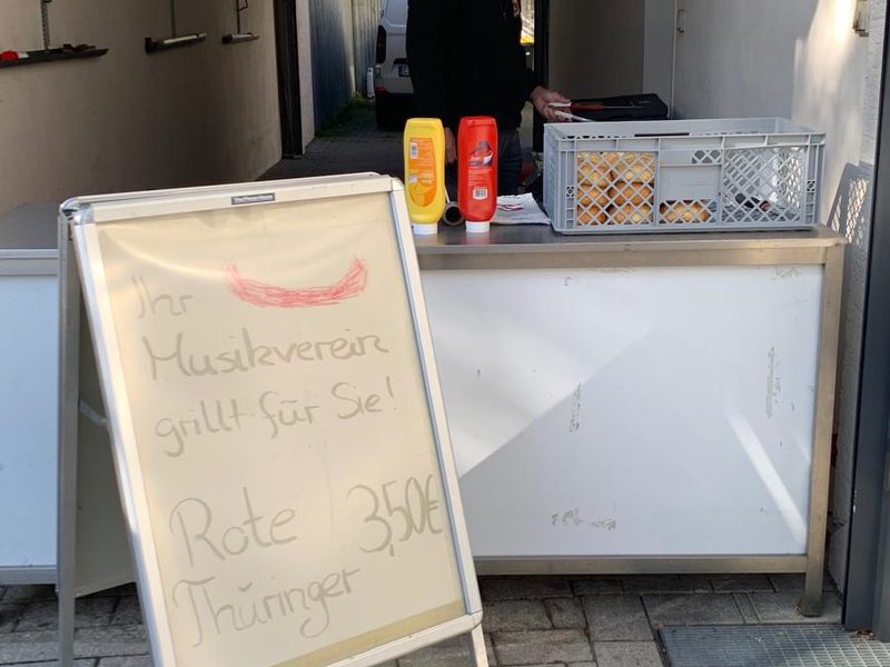 Grillstand mit Aufsteller: „Ihr Musikverein grillt für Sie! Rote, Thüringer 3,50 €“