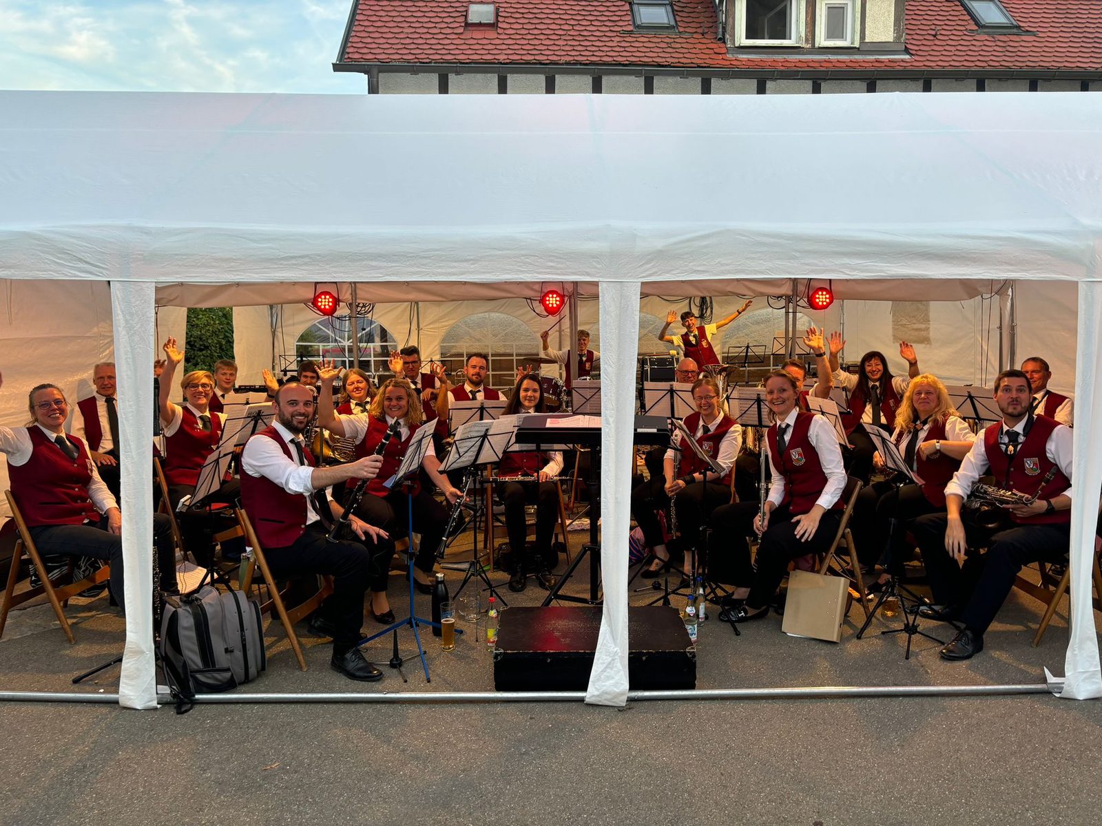 Die Stammkapelle im Festzelt winkt und jubelt in die Kamera