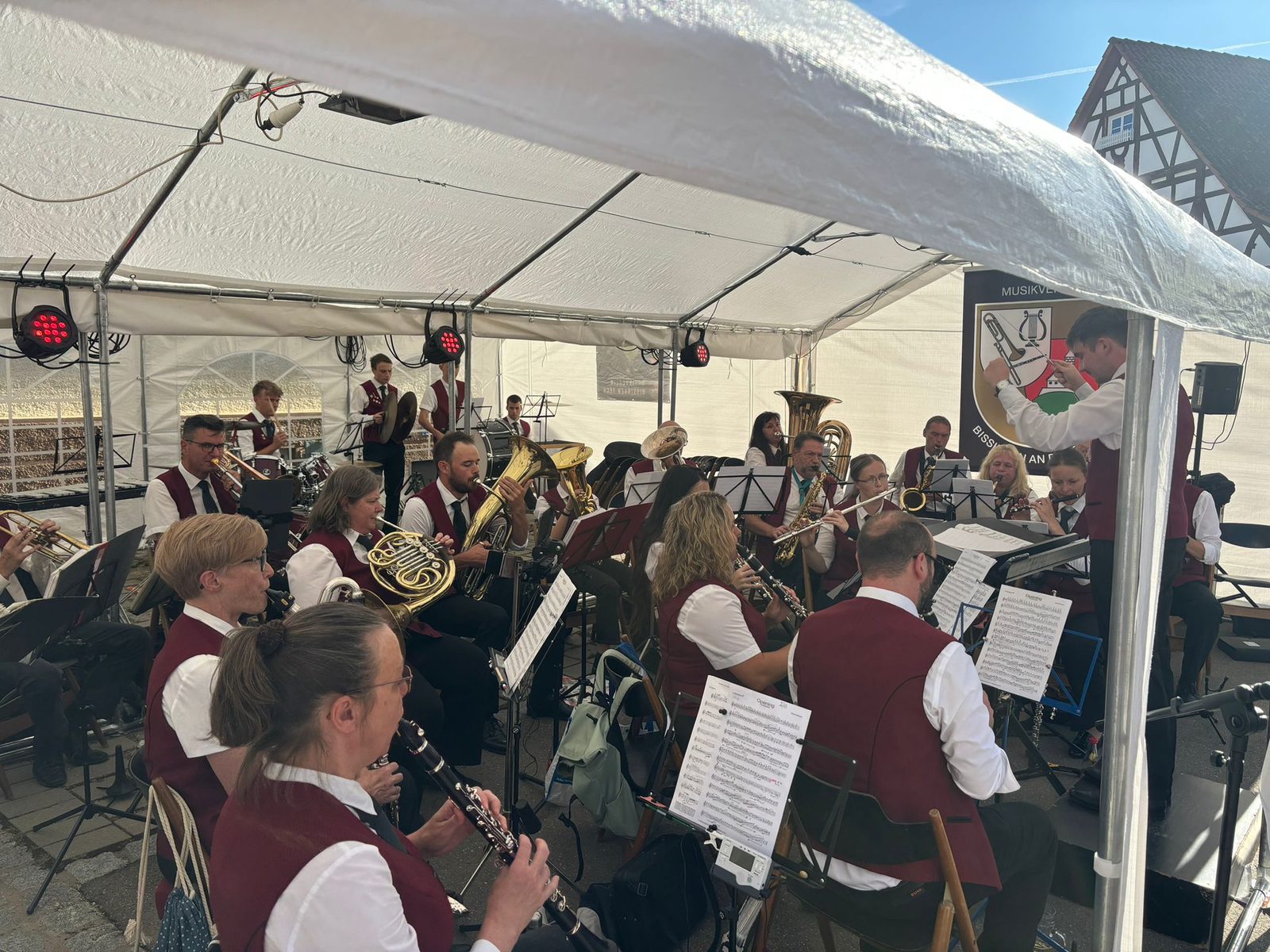 Die Stammkapelle spielt vor dem Vereinsbanner, vorn die Klarinetten