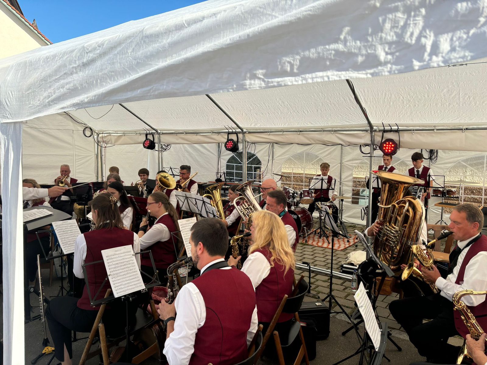 Saxophone, Tuba und Schlagzeug im Festzelt von der Seite