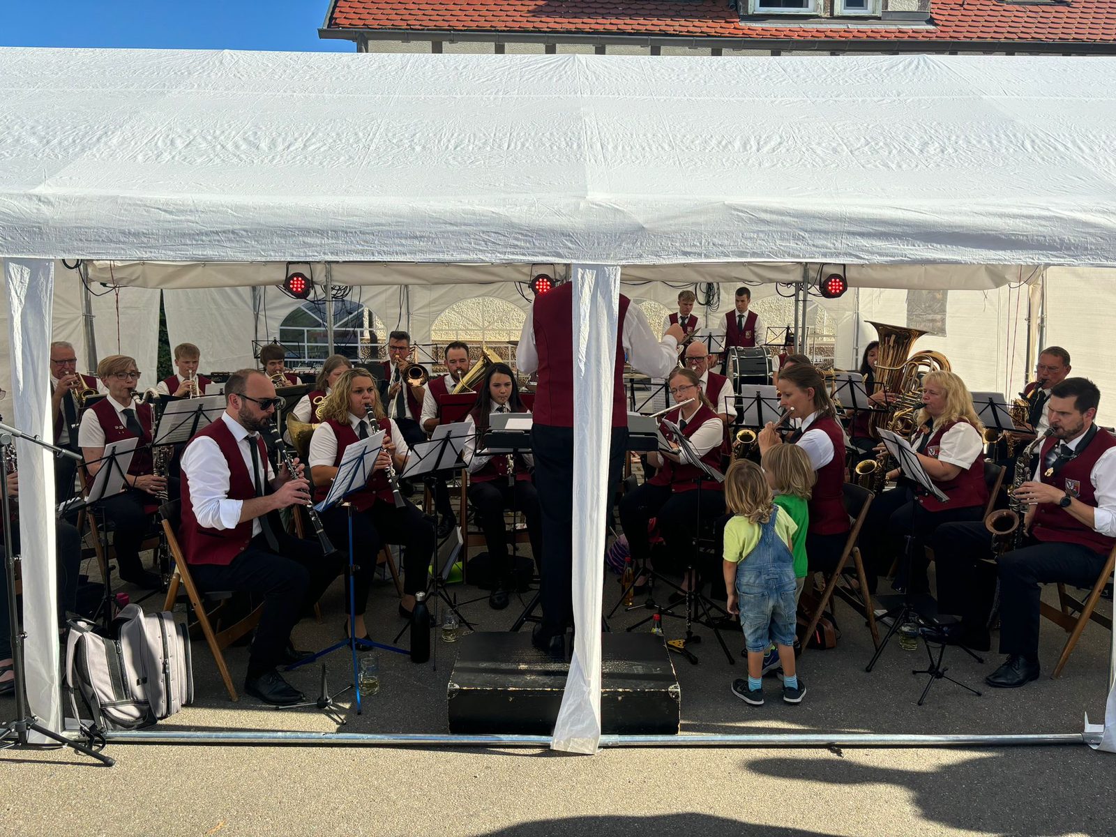 Die Kapelle spielt, zwei kleine Gäste stehen neben den Flöten