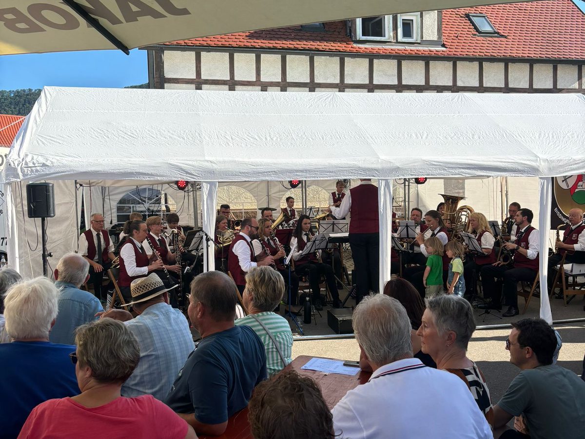 Blick aus dem Publikum auf die Kapelle im Festzelt