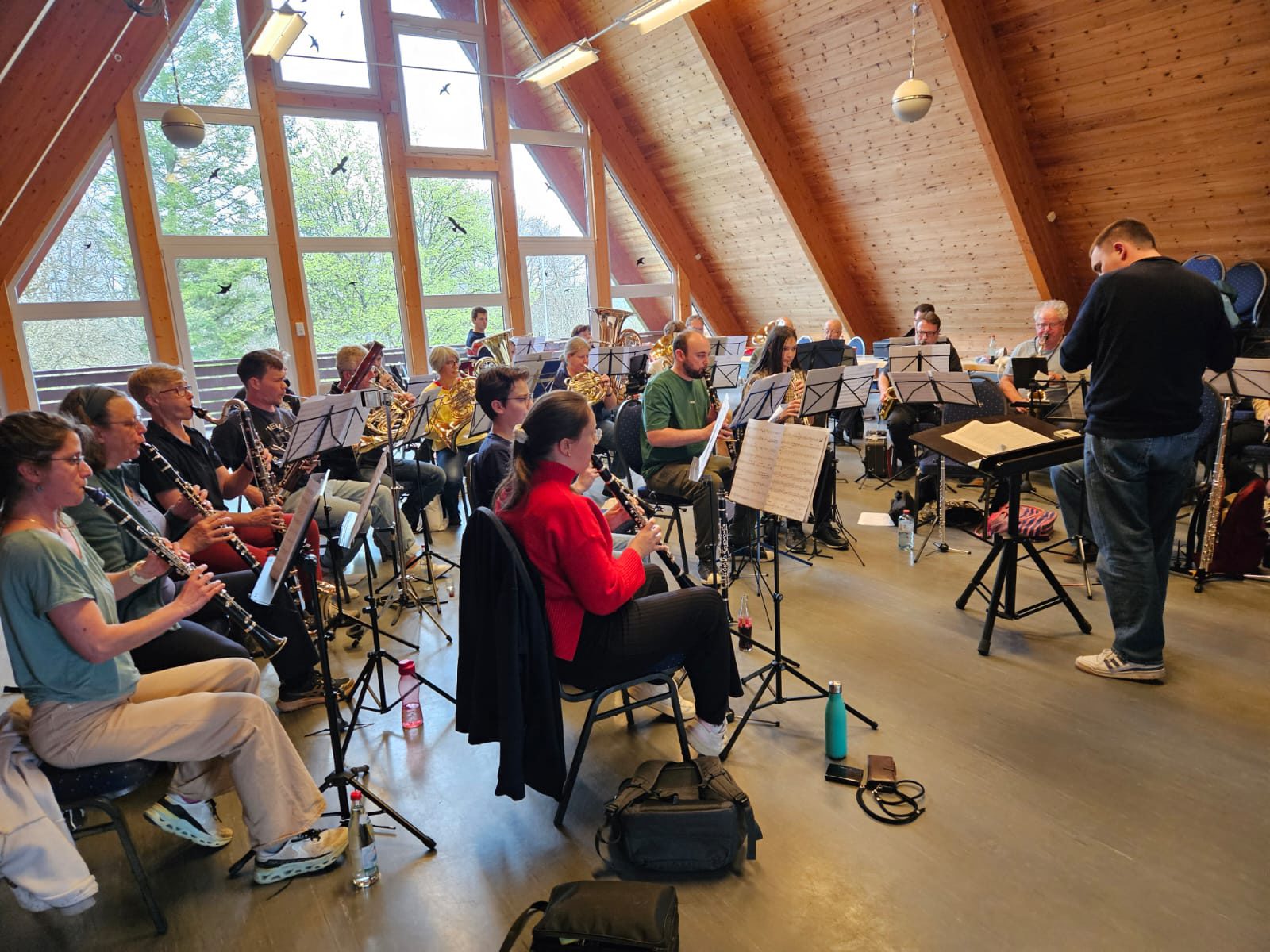 Gesamtprobe in der hellen Halle mit Spitzdach