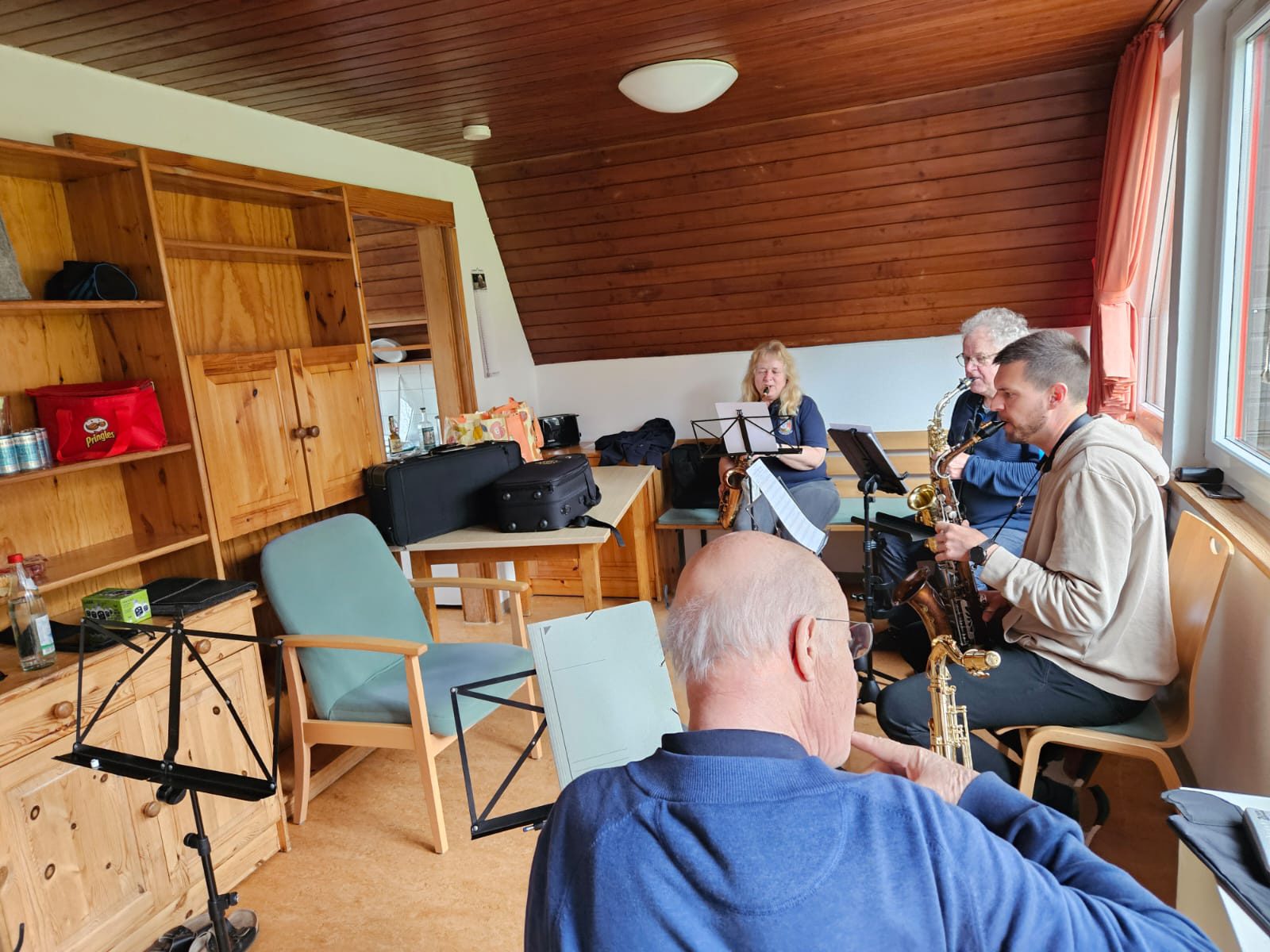 Registerprobe der Saxophone in einem Ferienhaus