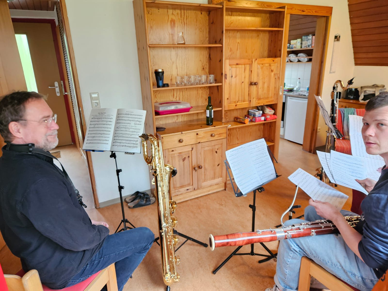Baritonsaxophon und Fagott im Wohnzimmer eines Ferienhauses, auf dem Pult „A Cartoon Spectacular“