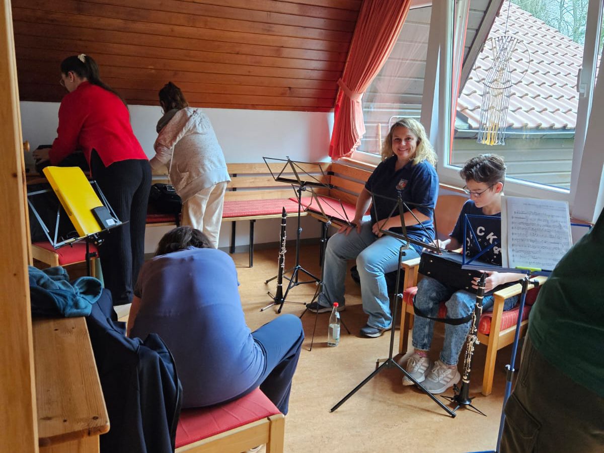 Klarinetten beim Zusammenpacken in einem holzvertäfelten Zimmer