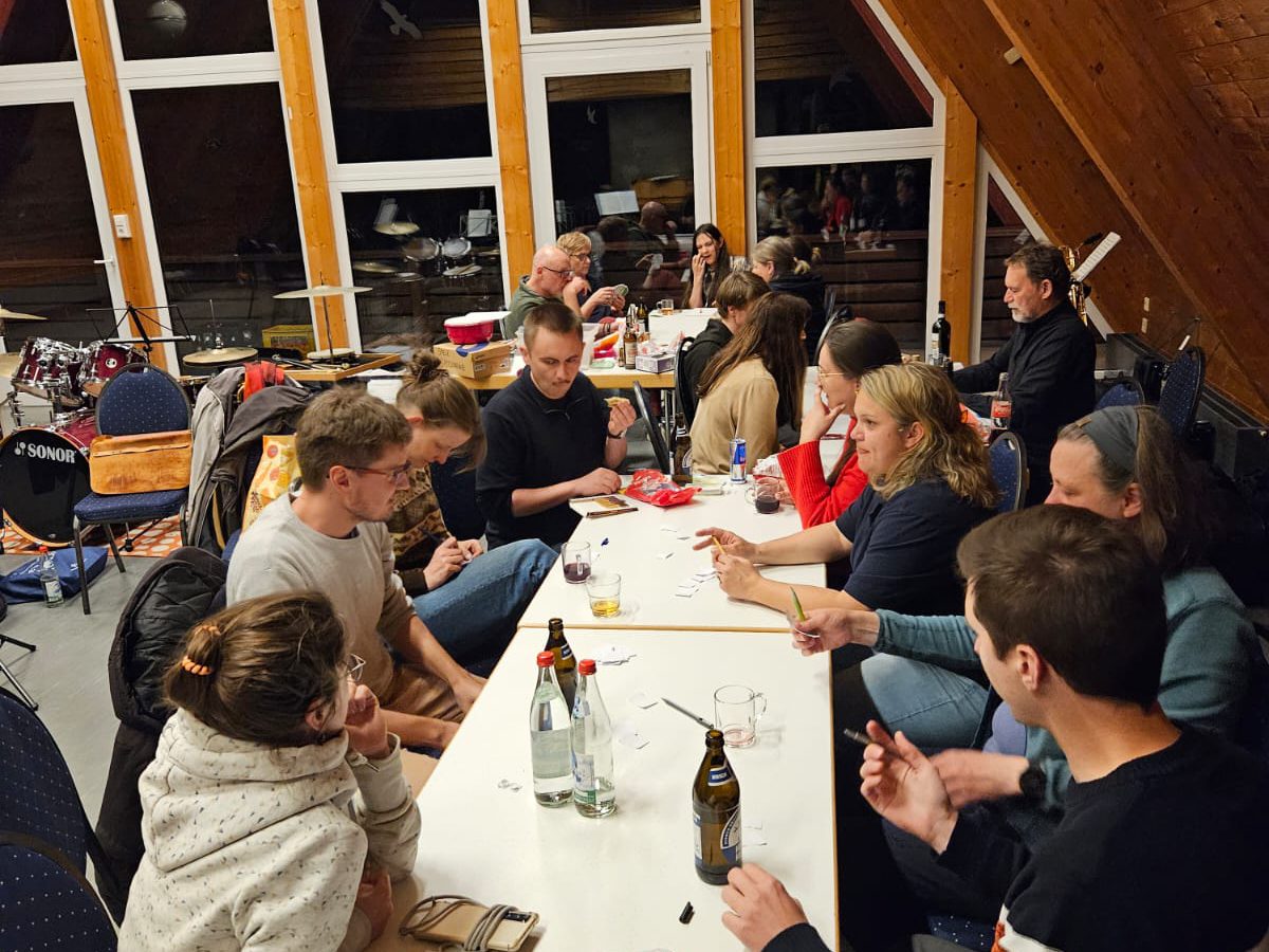 Spieleabend an langen Tischen